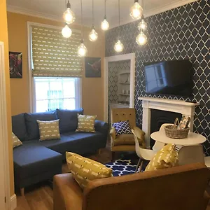 Central City Pad One Bedroom Plus Double Sofabed Apartment